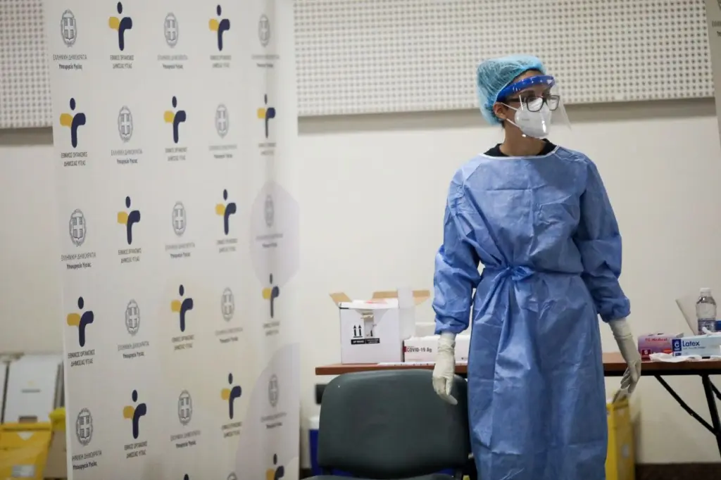 Υπουργική απόφαση για τα rapid tests για τους ανεμβολίαστους στον ιδιωτικό τομέα – Τι αλλάζει