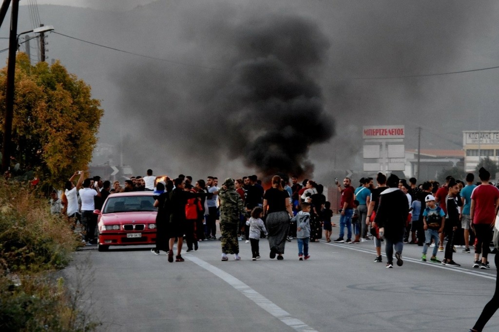Ρομά έκλεισαν την Περιφερειακή Αιγάλεω – Νέα διαμαρτυρία για το θάνατο του 18χρονου στο Πέραμα