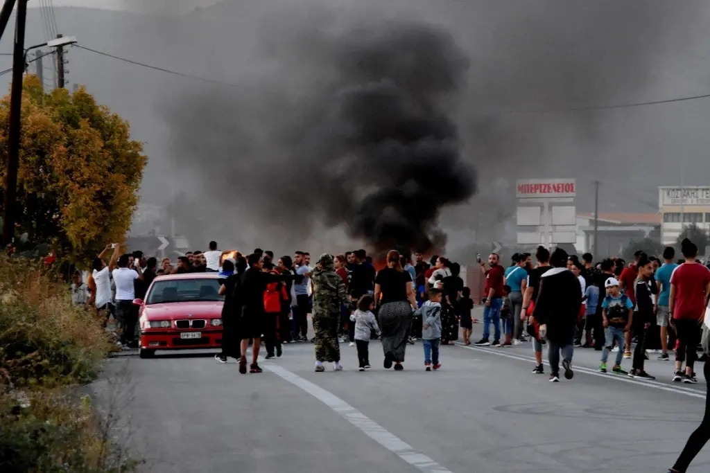 Ρομά έκλεισαν την Περιφερειακή Αιγάλεω – Νέα διαμαρτυρία για το θάνατο του 18χρονου στο Πέραμα