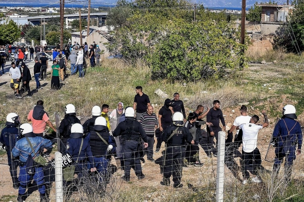 Ένταση αστυνομίας – Ρομά σε Αττική, Κόρινθο και Πάτρα – Διαμαρτύρονται για το θάνατο του 18χρονου στο Πέραμα (pics)