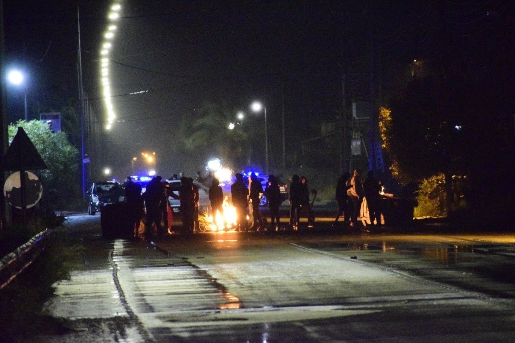 Ρομά έκλεισαν ξανά την Αθηνών – Κορίνθου για το θάνατο του 18χρονου στο Πέραμα