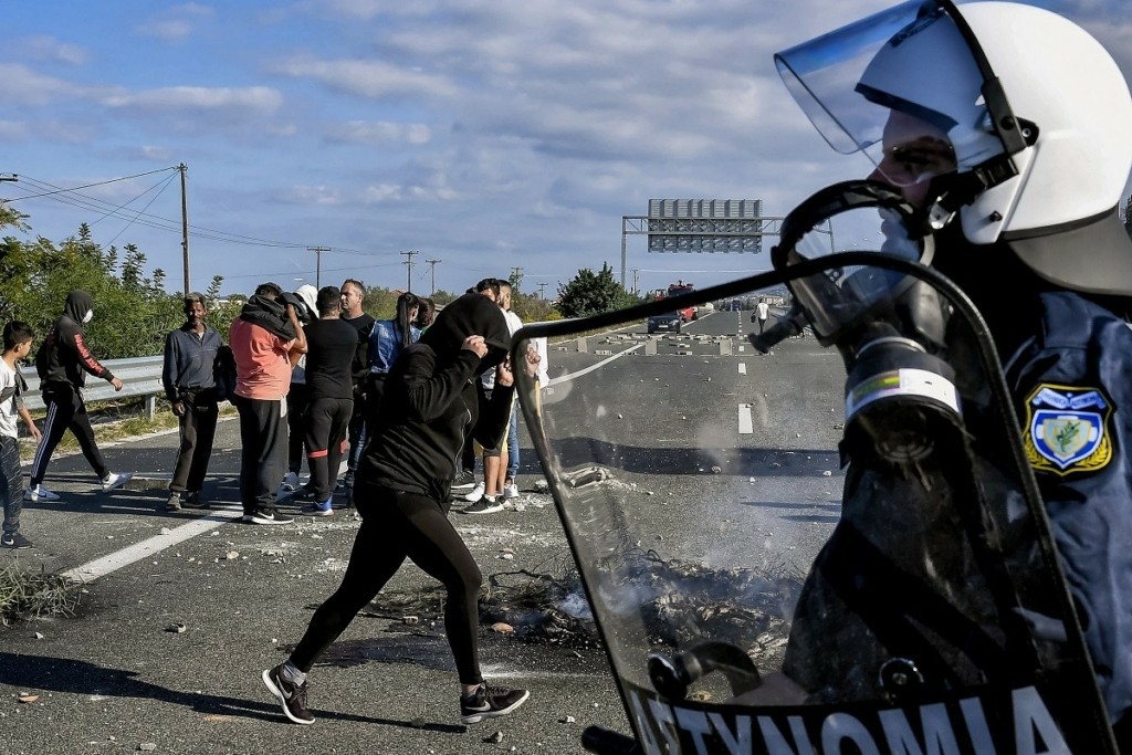 Ρομά που διαμαρτύρονται για το θάνατο του 18χρονου επιχείρησαν να κλείσουν ξανά την Κορίνθου – Πατρών
