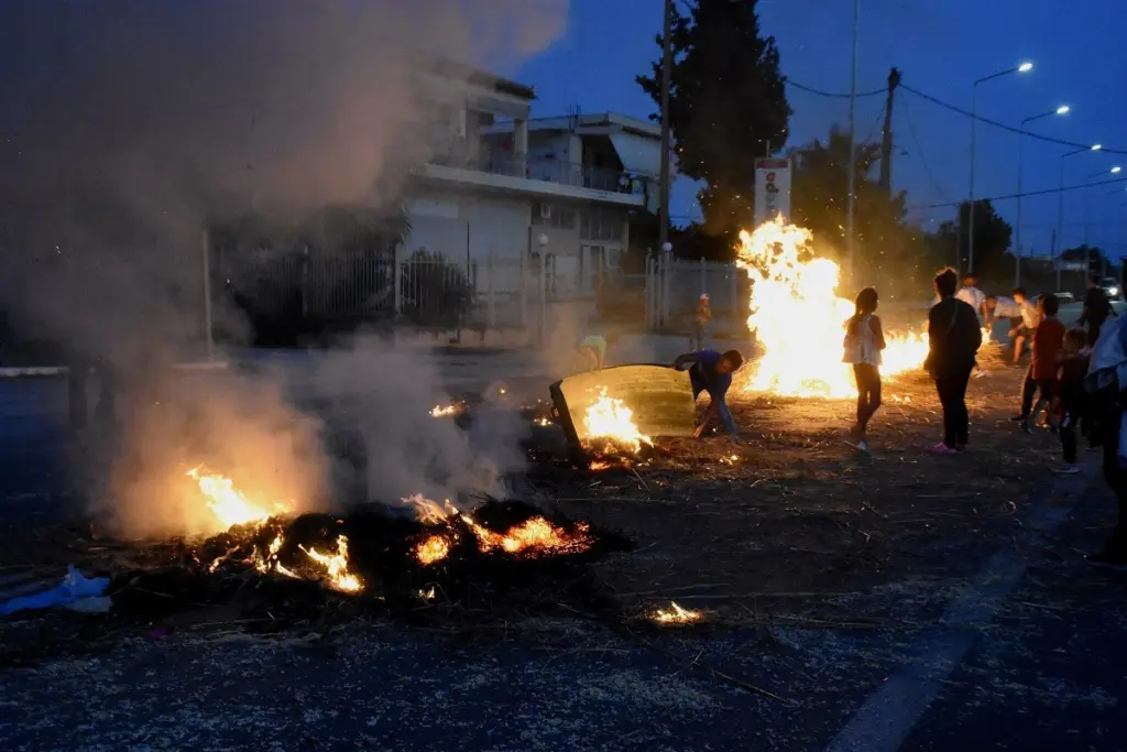 Ρομά που διαμαρτύρονται για τον θάνατο του 18χρονου έκλεισαν και την Πατρών – Πύργου