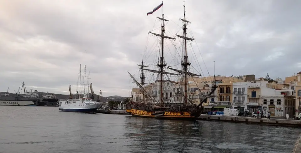 Το θρυλικό ρωσικό ιστιοφόρο που εντυπωσιάζει στη Σύρο – Η μοναδική ιστορία του (pic&vid)