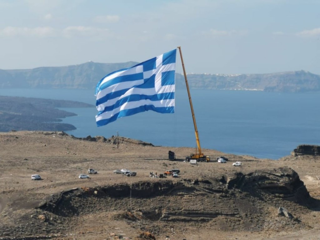 Η μεγαλύτερη ελληνική σημαία “σηκώθηκε” στη Σαντορίνη ανήμερα της 28ης Οκτωβρίου (vid)