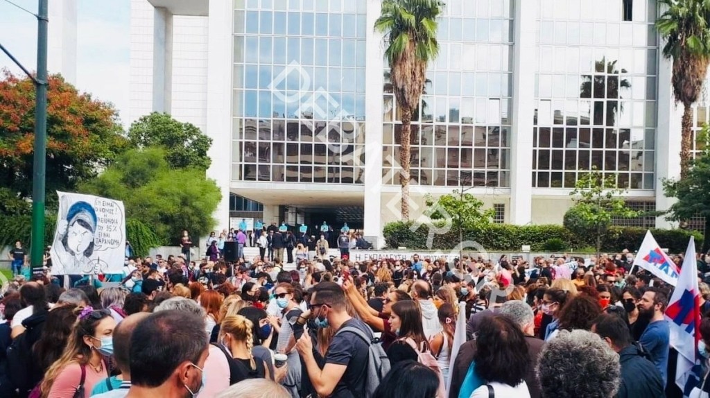 Μαζική συγκέντρωση των εκπαιδευτικών έξω από το Εφετείο – Κλιμακώνεται η κόντρα με το υπουργείο Παιδείας (pics)