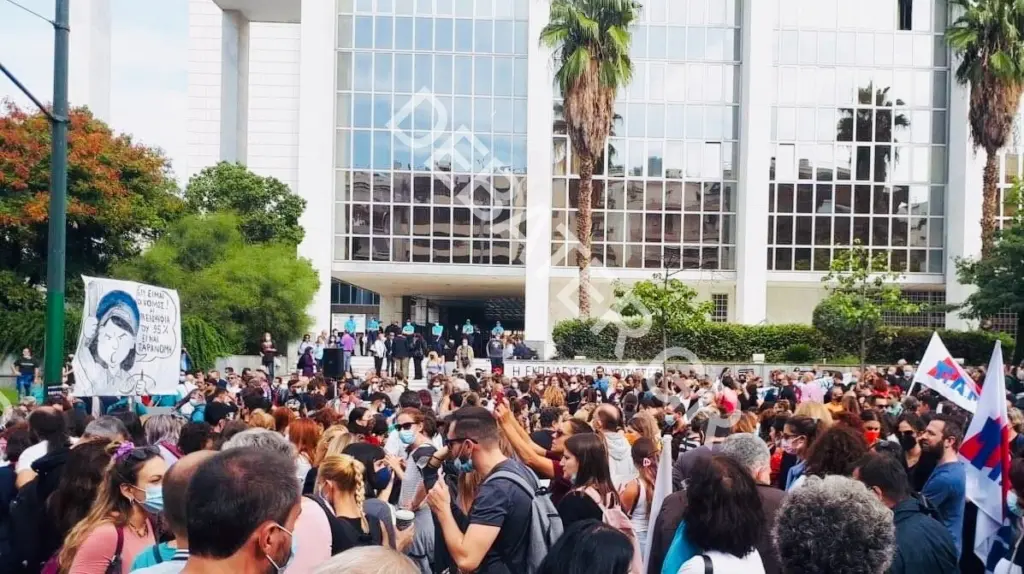 Μαζική συγκέντρωση των εκπαιδευτικών έξω από το Εφετείο – Κλιμακώνεται η κόντρα με το υπουργείο Παιδείας (pics)