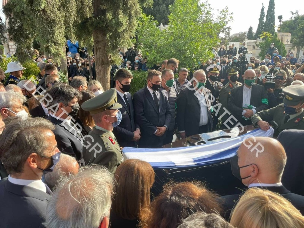 Παραδόθηκε στον σύζυγο της Φώφης Γεννηματά η ελληνική σημαία που βρισκόταν πάνω στο φέρετρο της (pics&vid)
