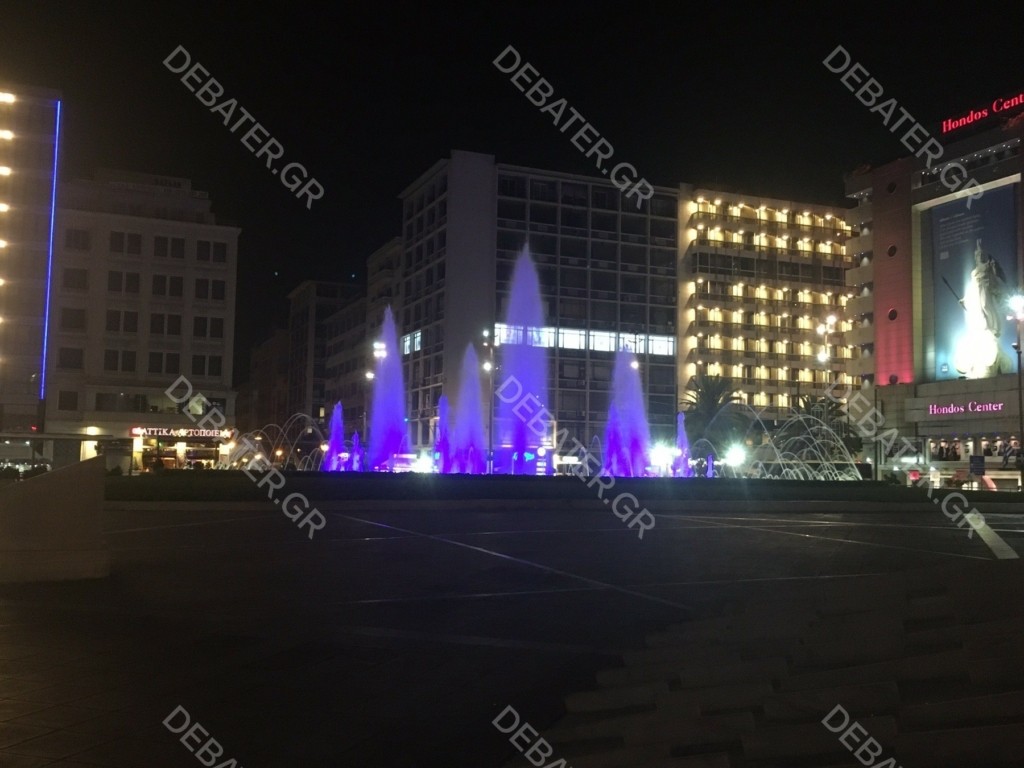 Στα χρώματα της γαλανόλευκης το συντριβάνι στην πλατεία Συντάγματος για την 28η Οκτωβρίου (pics&vid)