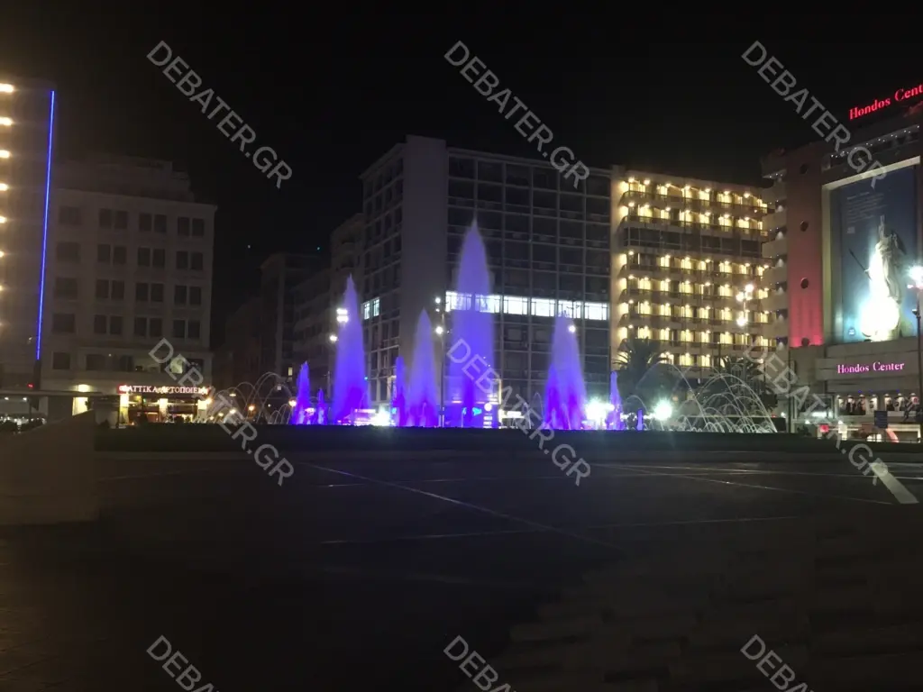 Στα χρώματα της γαλανόλευκης το συντριβάνι στην πλατεία Συντάγματος για την 28η Οκτωβρίου (pics&vid)