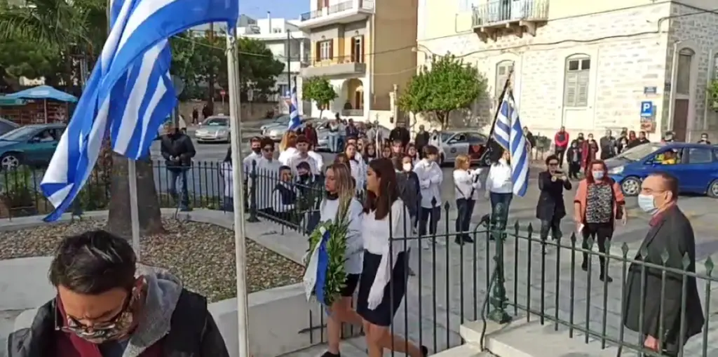 Μαθητές στη Σύρο παρέλασαν με τη σημαία… ανάποδα (vid)