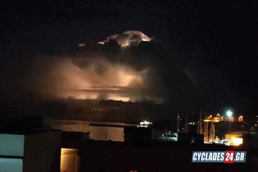 Η νύχτα έγινε… μέρα στη Σύρο από τους απανωτούς κεραυνούς – Οι απίστευτες εικόνες στο λιμάνι (vid)