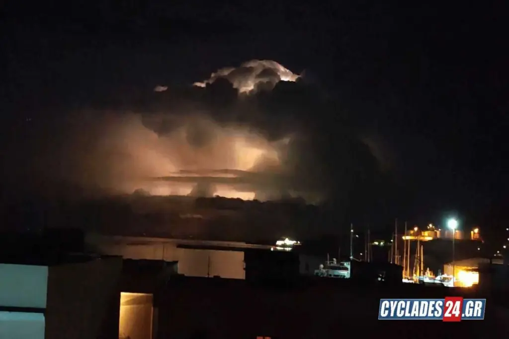 Η νύχτα έγινε… μέρα στη Σύρο από τους απανωτούς κεραυνούς – Οι απίστευτες εικόνες στο λιμάνι (vid)