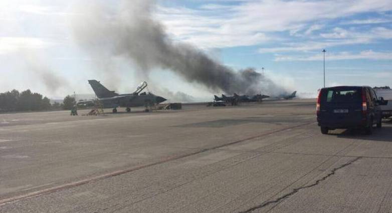 Φωτιά έξω από το στρατιωτικό αεροδρόμιο Αράξου (vid)