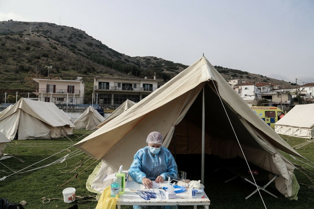 “Πόρτα” στους ανεμβολίαστους σεισμόπληκτους της Κρήτης – Δεν μπορούν να μπουν σε σκηνές (pics)