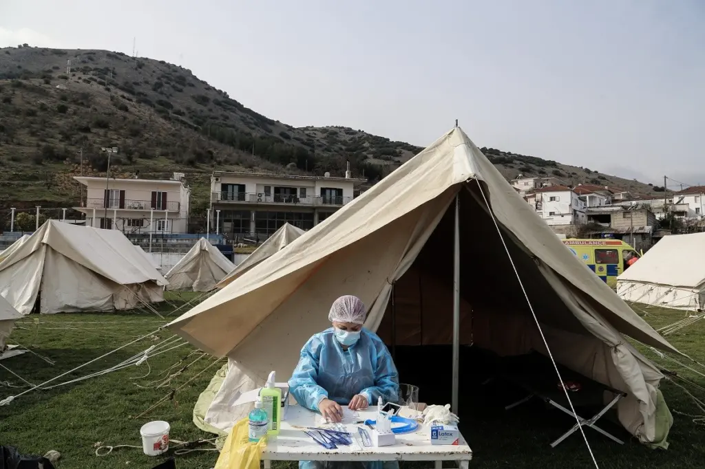 “Πόρτα” στους ανεμβολίαστους σεισμόπληκτους της Κρήτης – Δεν μπορούν να μπουν σε σκηνές (pics)