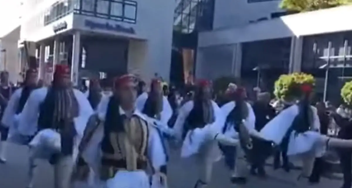 Σε κλίμα συγκίνησης και υπερηφάνειας η Ελληνική παρέλαση στη Στουτγκάρδη (pic&vid)