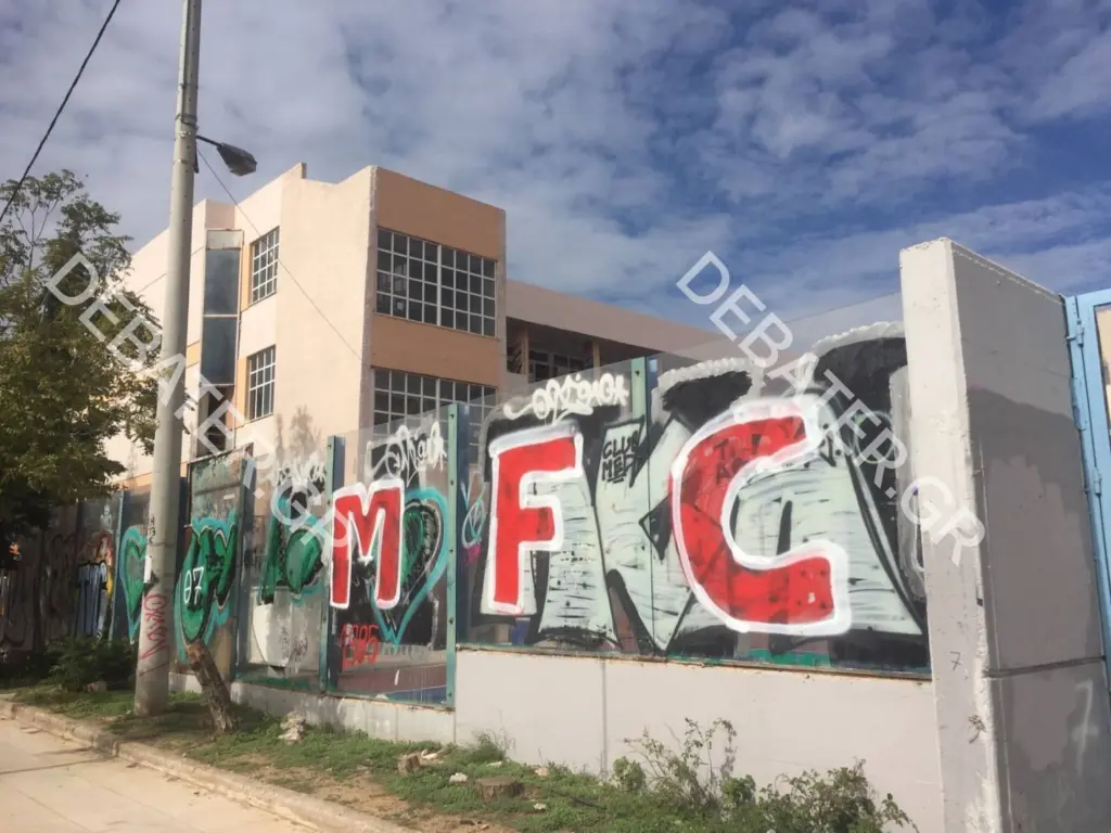 Καθηγητής σε σχολείο στο Μοσχάτο ζήτησε από μαθήτρια να βγάλει την μπλούζα της (vids)