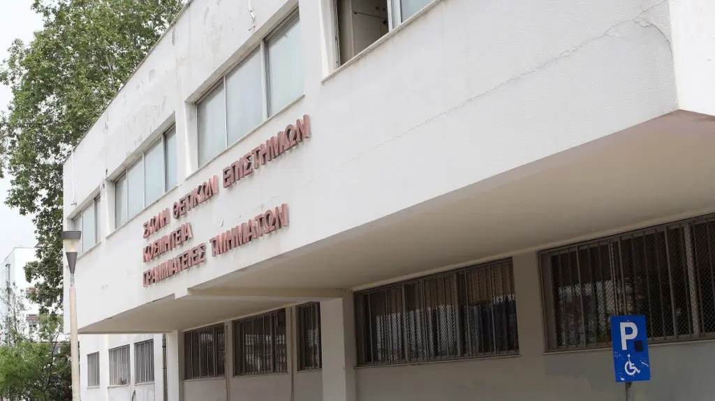 “Λουκέτο” στη  Σχολή Θετικών Επιστημών του ΑΠΘ – Καταγγελίες για προπηλακισμό των ελεγκτών covid
