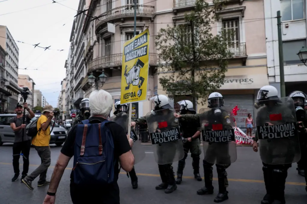 Επεισόδια με χημικά στο αντιφασιστικό συλλαλητήριο στην Ομόνοια (pics)