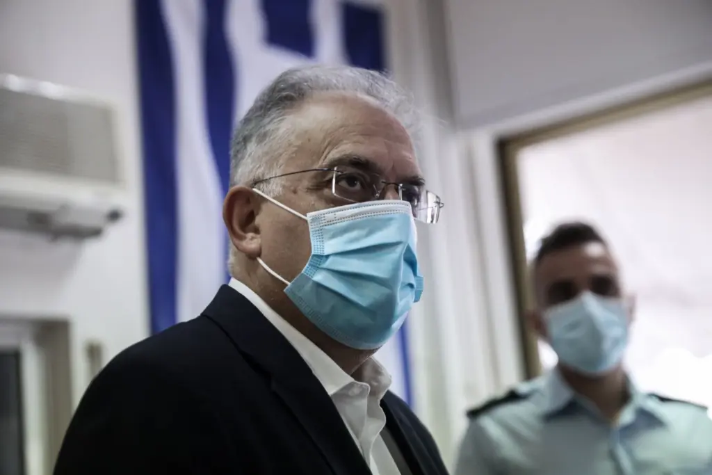 Δέσμευση Θεοδωρικάκου για κλείσιμο όλων των παράνομων συνδέσμων – Ανακοινώσεις για τις λέσχες φιλάθλων