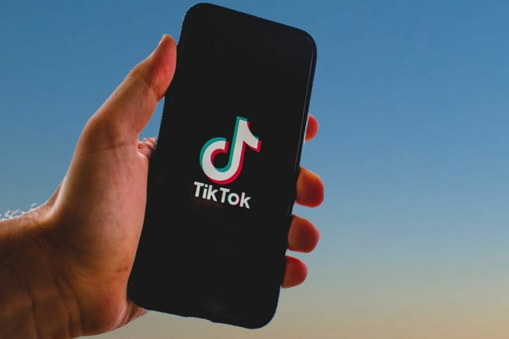 Το Tik Tok γίνεται το νέο μέσο των αντιεμβολιαστών – Στα “δίχτυα” των fake news και ο Τζο Μπάιντεν