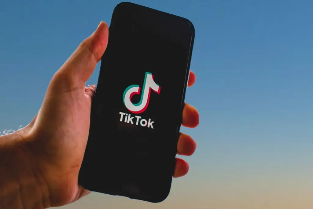 Το Tik Tok γίνεται το νέο μέσο των αντιεμβολιαστών – Στα “δίχτυα” των fake news και ο Τζο Μπάιντεν