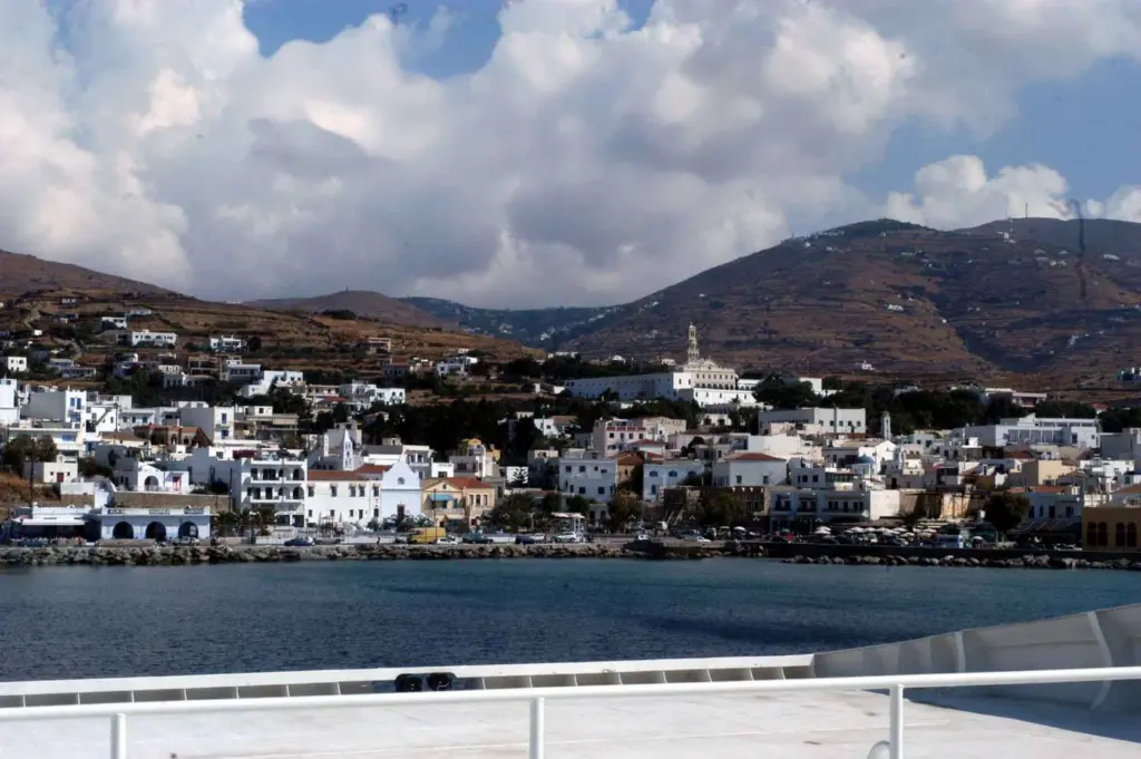 Όλη η Τήνος αποχαιρετά μετά από 28 χρόνια το Super Ferry II (pic&vid)