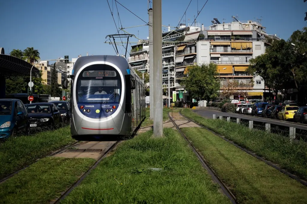 Ξεκίνησαν τα δοκιμαστικά δρομολόγια του Τραμ προς τον Πειραιά (vid)
