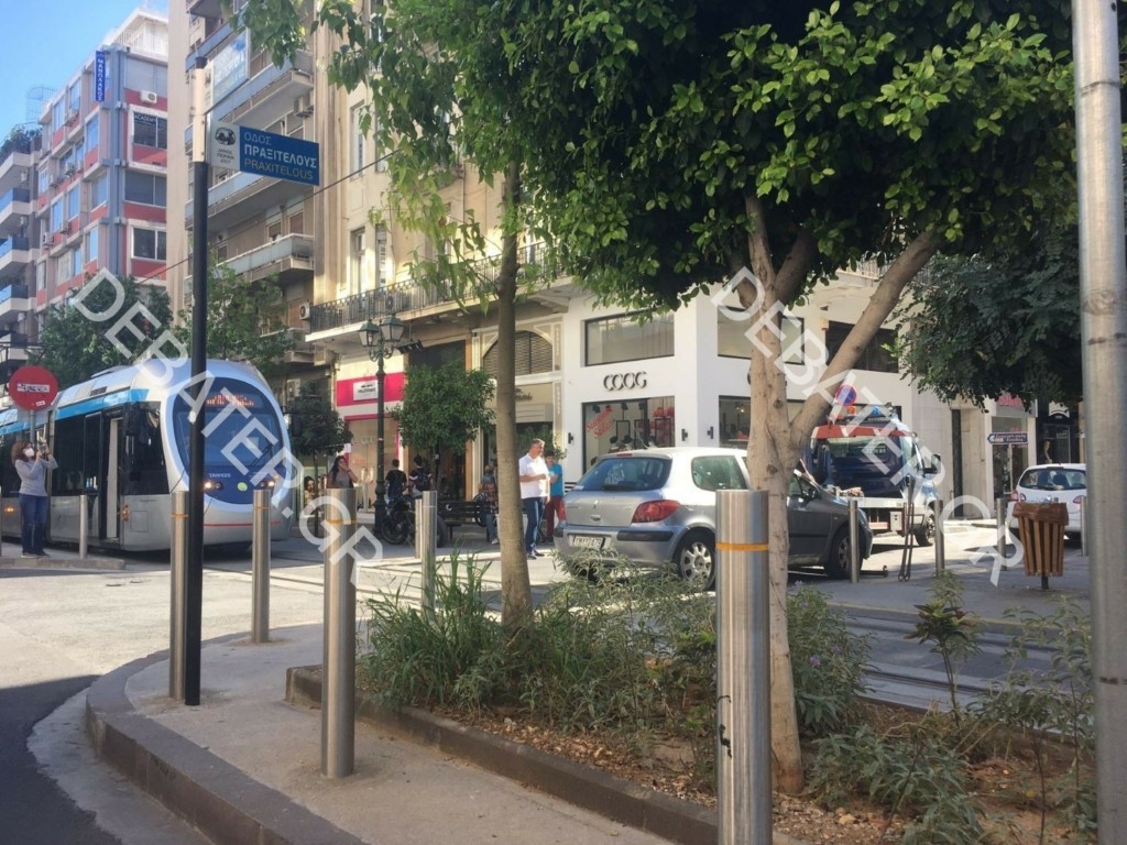 Δεν ξεκίνησαν “με το δεξί” τα δοκιμαστικά δρομολόγια του Τραμ – Συρμός συγκρούστηκε με αυτοκίνητο (pics)