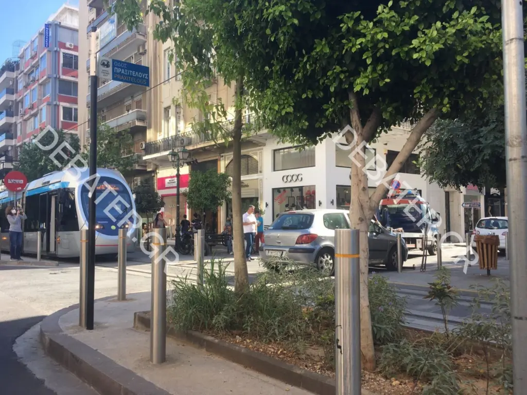 Δεν ξεκίνησαν “με το δεξί” τα δοκιμαστικά δρομολόγια του Τραμ – Συρμός συγκρούστηκε με αυτοκίνητο (pics)