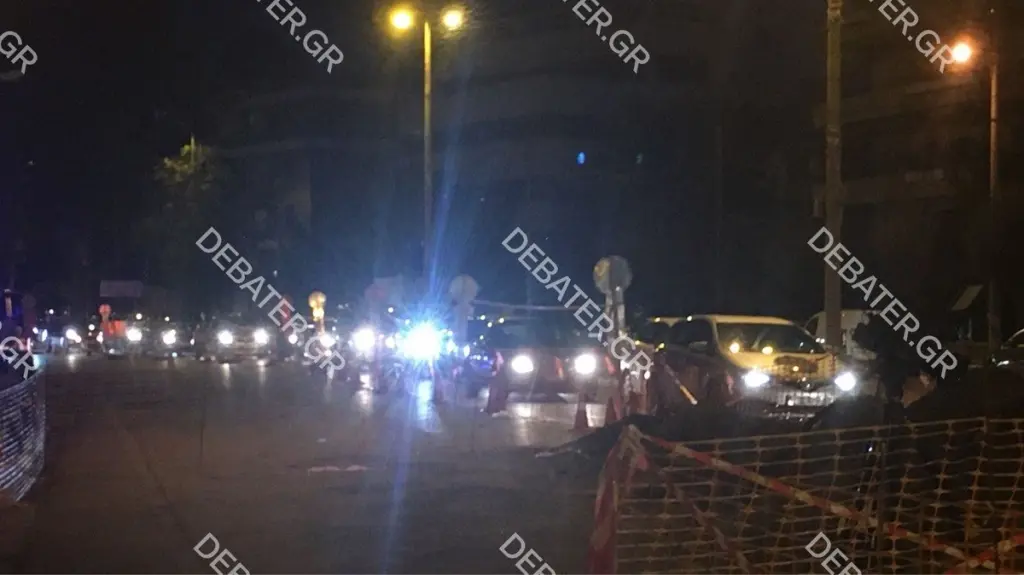 Κυκλοφοριακό κομφούζιο στο Χαλάνδρι εξαιτίας της τρύπας στο οδόστρωμα (pics&vids)