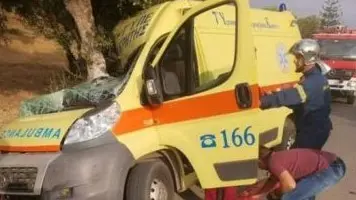 Τροχαίο ατύχημα στα Χανιά – Ασθενοφόρο συγκρούστηκε με ελιά