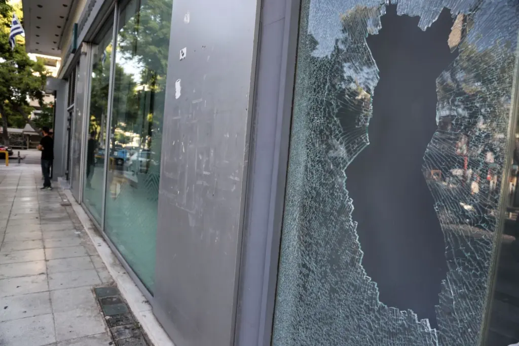 Αδέξιος οδηγός ήθελε να ξεπαρκάρει και έκανε “σμπαράλια” βιτρίνα καταστήματος  (pics)