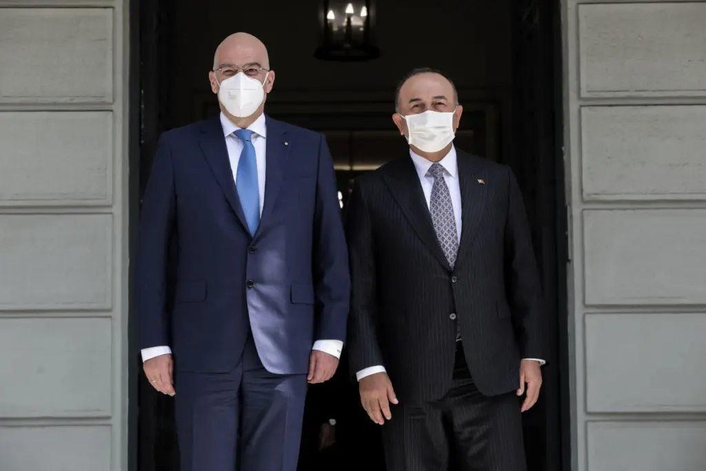 Προκλητικός Τσαβούσογλου κατά Δένδια – “Αν δεν κλαφτεί πέντε φορές τη μέρα σαν μικρό παιδί δεν μπορεί”