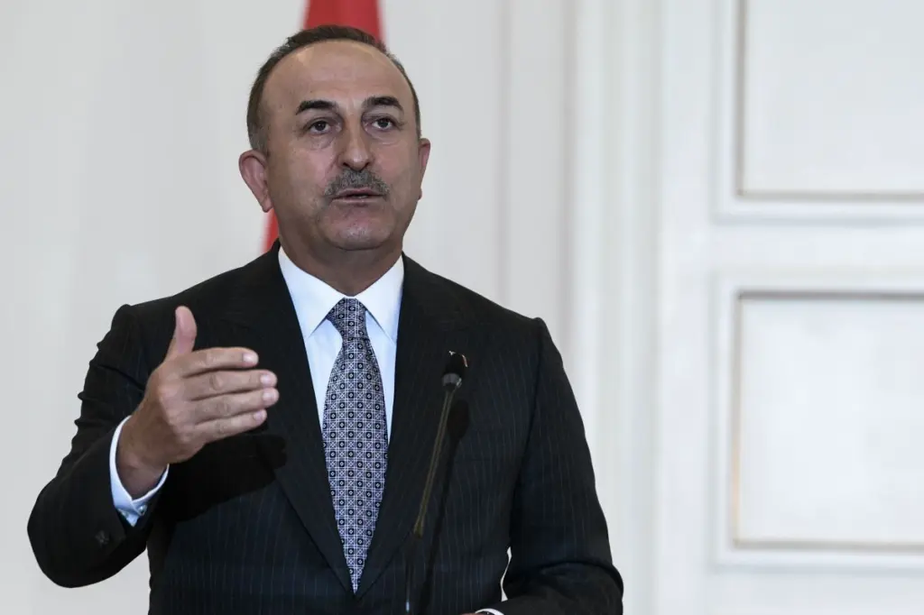 Ο Τσαβούσογλου απειλεί για χρήση “σκληρής δύναμης” από την Τουρκία