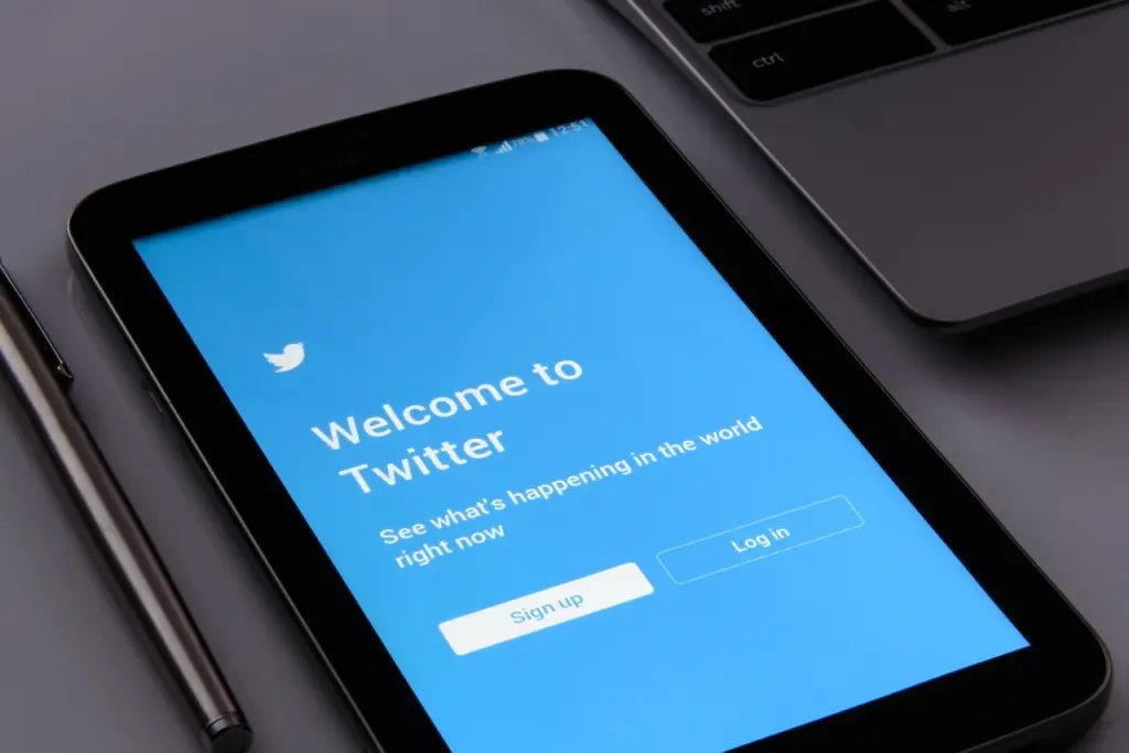 Το Twitter τρόλαρε το Facebook με τρεις λέξεις για το κραχ
