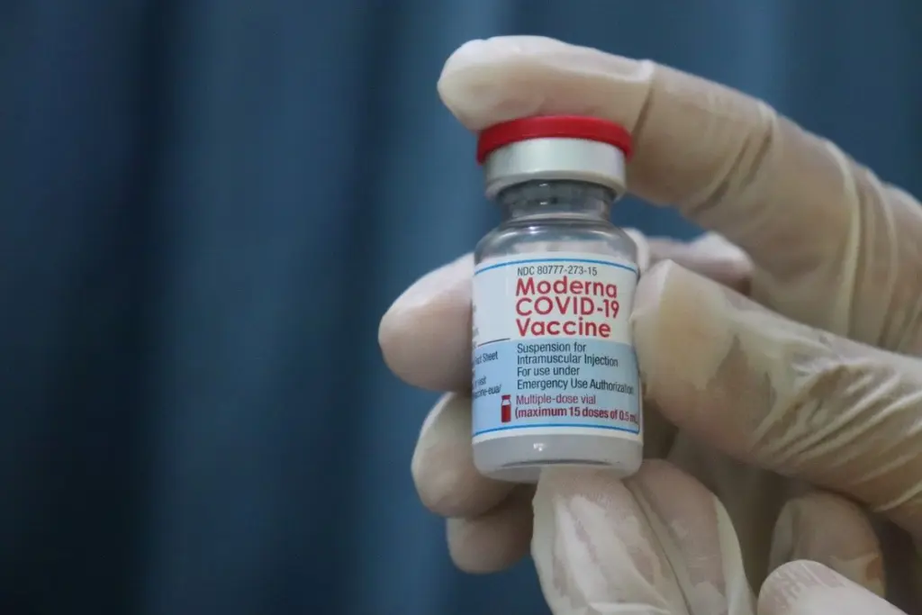 O FDA χρειάζεται περισσότερο χρόνο για να αξιολογήσει το εμβόλιο της Moderna για να χορηγηθεί σε εφήβους
