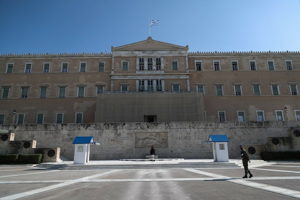 “Υπάρχουν 10 ρηγματώσεις στο εσωτερικό της Βουλής” – “Καμπανάκι” κινδύνου από τον καθηγητή Καρύδη (vid)