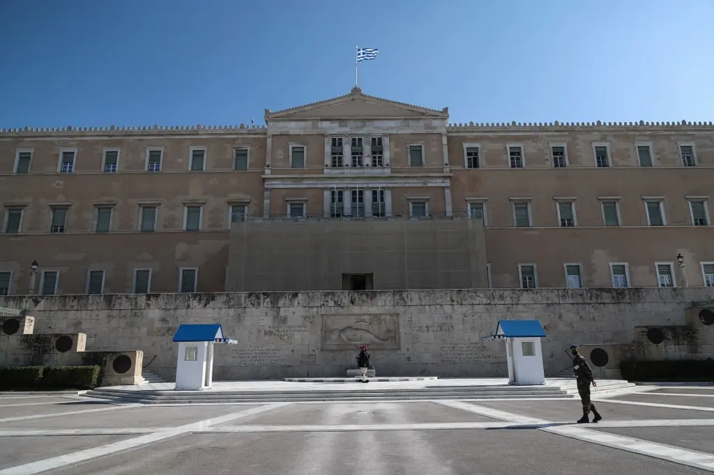 “Υπάρχουν 10 ρηγματώσεις στο εσωτερικό της Βουλής” – “Καμπανάκι” κινδύνου από τον καθηγητή Καρύδη (vid)