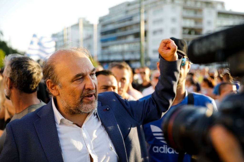 Νέο σόου Βόβολη έξω από τον Ιατρικό Σύλλογο – “Στόχος μου να διαλύσω τους νόμους του κράτους” (vid)
