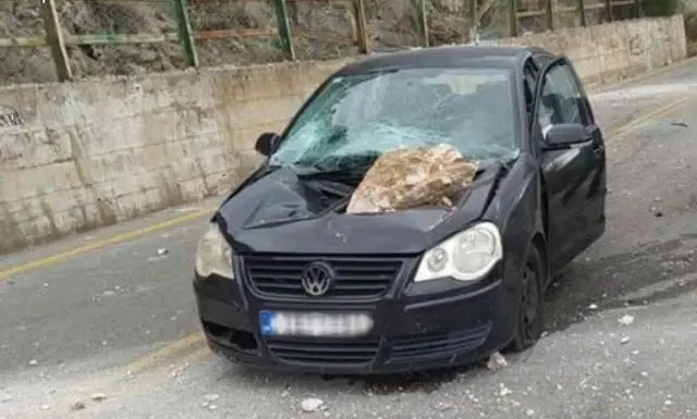 Ξεκόλλησε βράχος και προσγειώθηκε σε καπό αυτοκινήτου – Σώθηκαν από θαύμα οι επιβάτες (pic&vid)