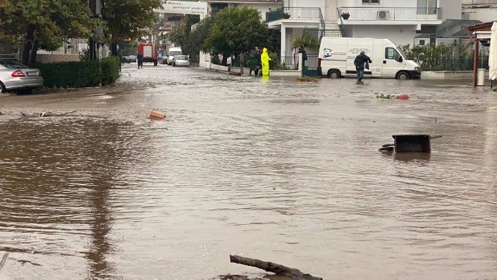 Πλημμυρισμένοι δρόμοι και καταιγίδες στη Χαλκιδική – Υπερχείλισε το ρέμα που διασχίζει την Ολυμπιάδα (pics&vid)