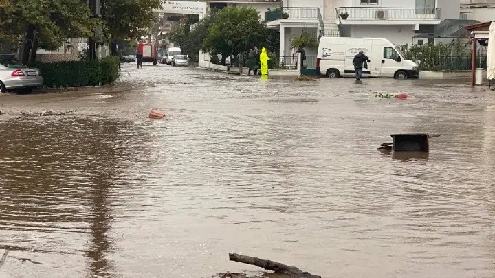 Πλημμυρισμένοι δρόμοι και καταιγίδες στη Χαλκιδική – Υπερχείλισε το ρέμα που διασχίζει την Ολυμπιάδα (pics&vid)