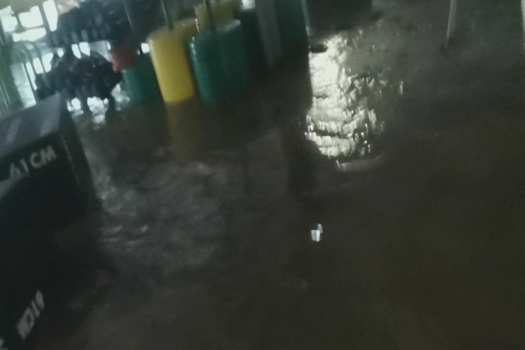 Απίστευτες εικόνες από πλημμυρισμένο γυμναστήριο στη Νέα Σμύρνη – Μετατράπηκε σε… κολυμβητήριο (vids)