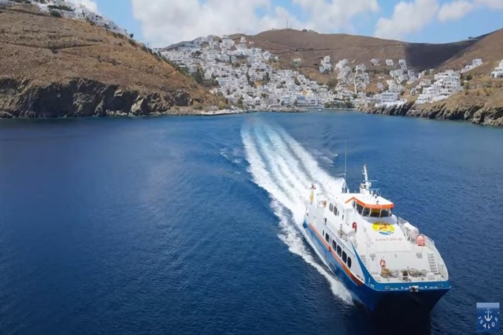 Drone καταγράφει τη στιγμή που καταμαράν “σκίζει” τα κύματα στην Αστυπάλαια (vid)