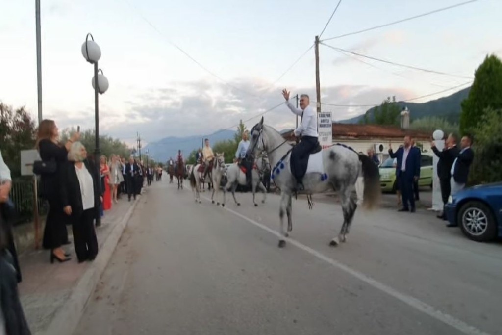 Γαμπρός πήρε το άλογο του και πήγε στην εκκλησία – Οι γυροβολιές και τα κλαρίνα (vid)