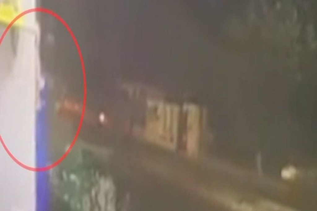 Συγκλονιστικές εικόνες από τροχαίο στη Θηβών – Χίλια κομμάτια έγινε μηχανή που  έπεσε πάνω σε κάδο σκουπιδιών (vid)
