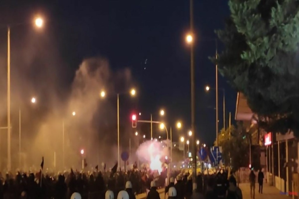 “Μπλόκα” των ΜΑΤ στη Θεσσαλονίκη για να μην πλησιάσουν οι αντιεξουσιαστές τους ακροδεξιούς (vid)