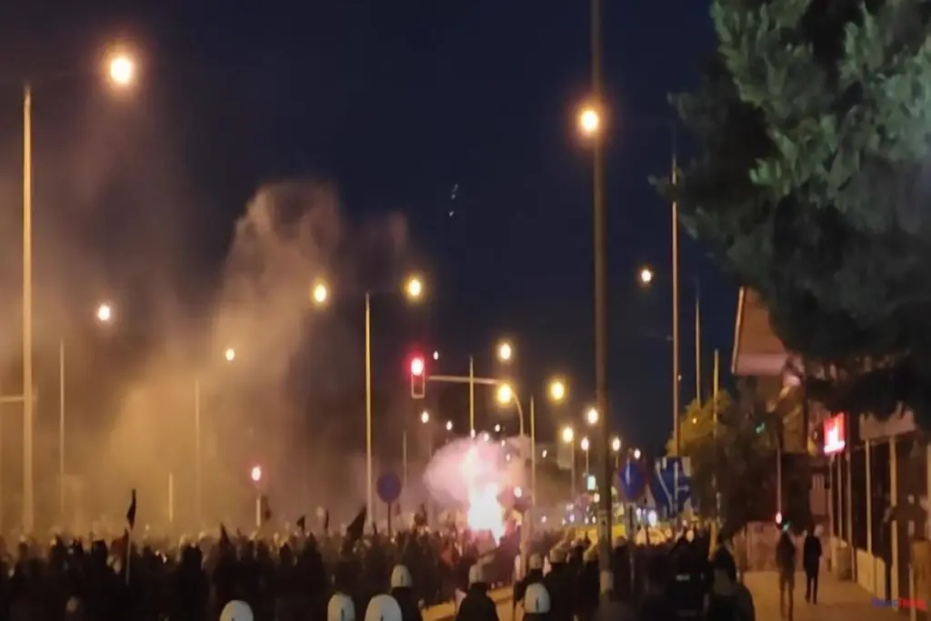 “Μπλόκα” των ΜΑΤ στη Θεσσαλονίκη για να μην πλησιάσουν οι αντιεξουσιαστές τους ακροδεξιούς (vid)